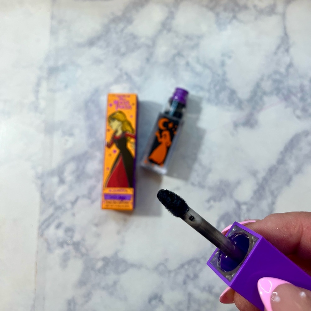Hocus Pocus 2 x Colourpop Fresh Kiss Lip
Creme “Hello Boys”